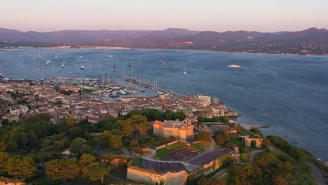 Luftaufnahmen-Von-Saint-Tropez-Von-Der-Zitadelle-Bis-Zur-Kirche-Sonnenaufgang-Provence-Alpes-Côte